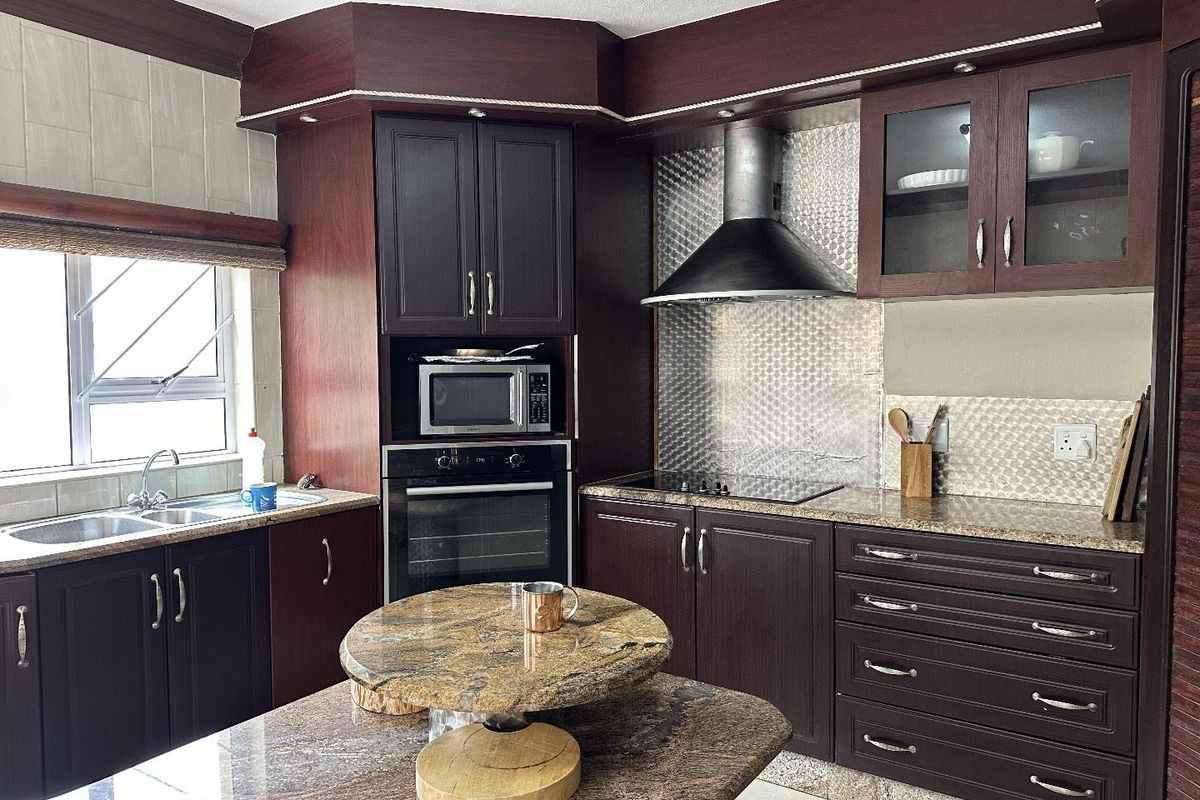 SPACIOUS 4 BEDROOM HOME WITH FLATLET AND GARDEN FOR RENT, SWAKOPMUND, VINETA - Photo 3