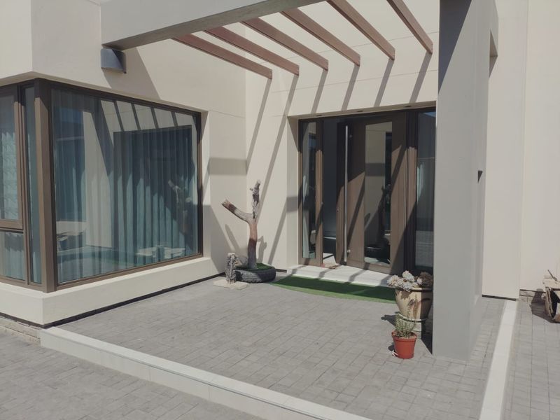 Exquisite 5-Bedroom Executive House in Meersig, Walvis Bay - Photo 4