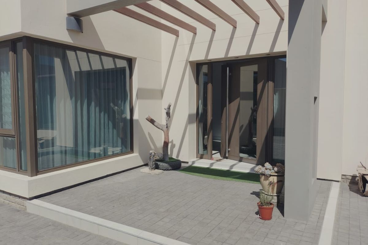 Exquisite 5-Bedroom Executive House in Meersig, Walvis Bay - Photo 4