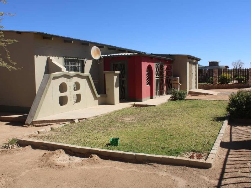 Three bedrooms house for sale in Outjo,  Selling Price N$1200000 (cost included), erf size 795 sqm - Photo 2