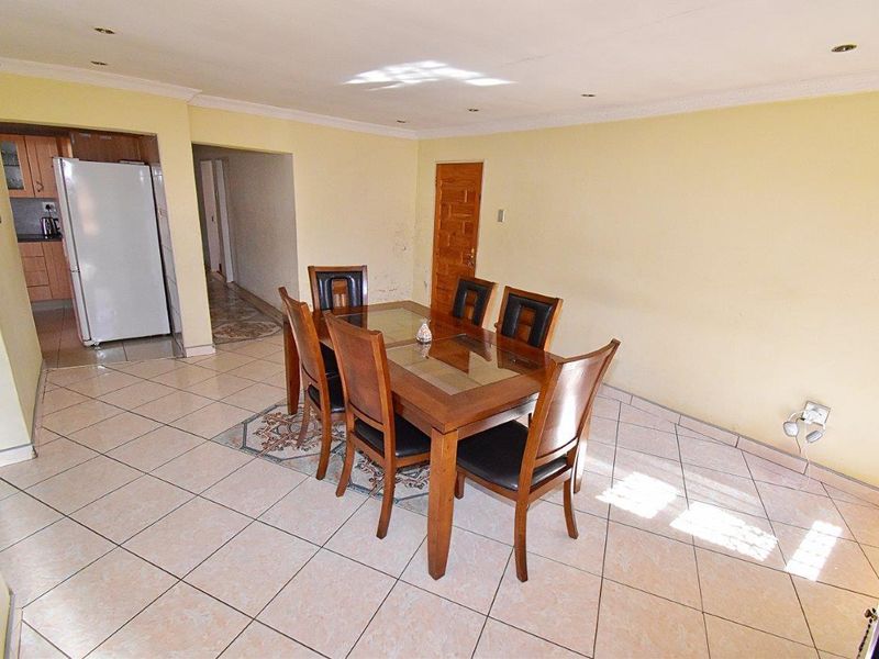 "Welcome Home: Spacious 3-Bed Dream Awaits!" - Photo 6