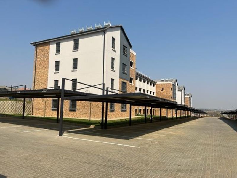 Fourways -Modern Apartment Eagles@Riverside - R 570 000! - Photo 4