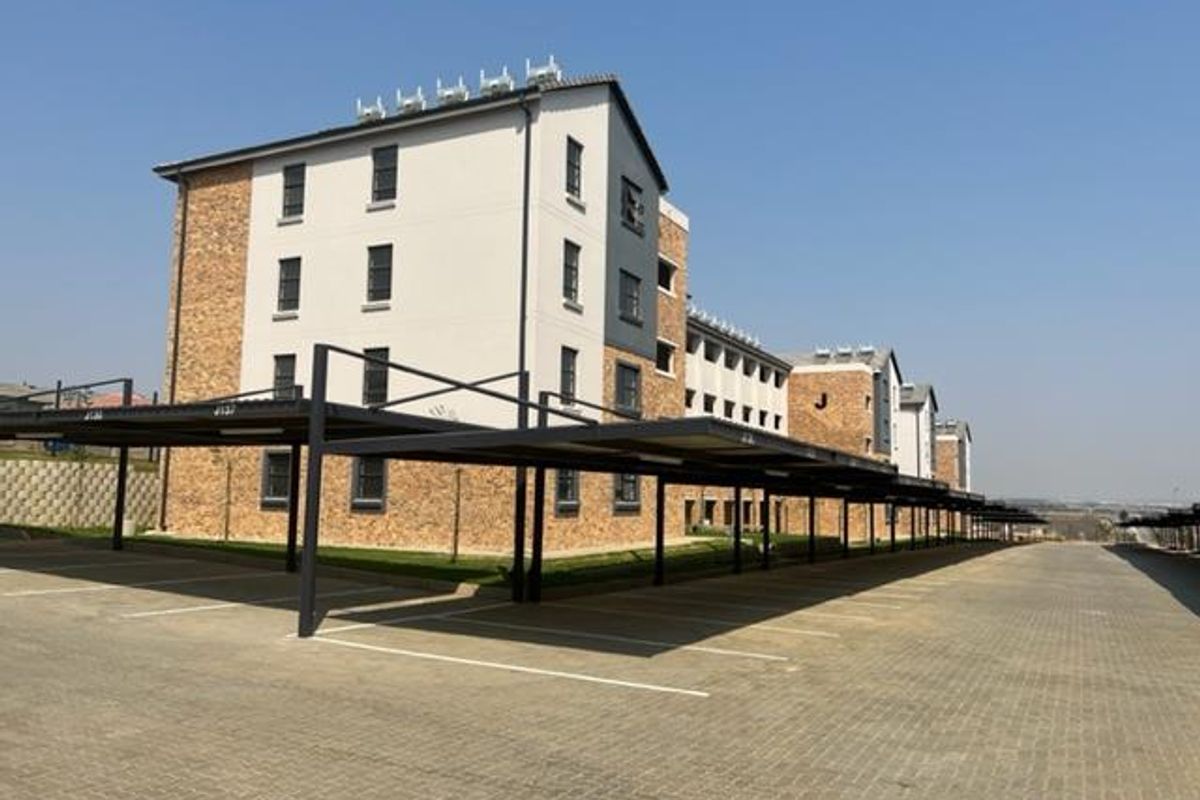 Fourways -Modern Apartment Eagles@Riverside - R 570 000! - Photo 4