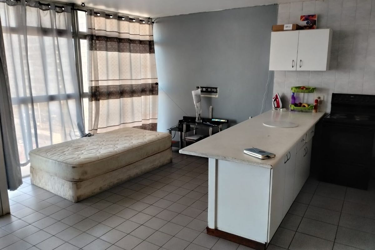 Spacious open plan unit - Photo 5