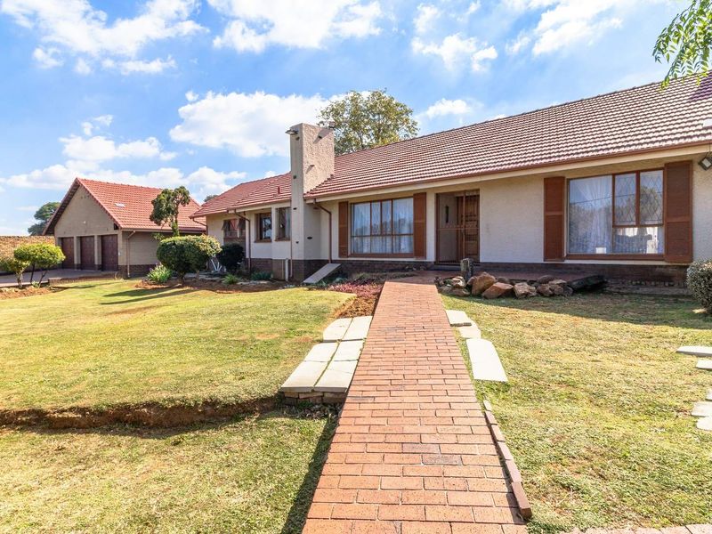 Massive 3-Bedroom Multi-Dwelling Property with 2-Bed Cottage, Pool & Study on 2,525 m2 Stand! - Photo 3