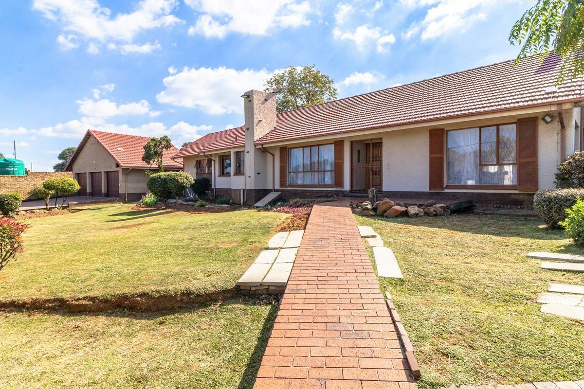 Massive 3-Bedroom Multi-Dwelling Property with 2-Bed Cottage, Pool & Study on 2,525 m2 Stand! - Photo 3