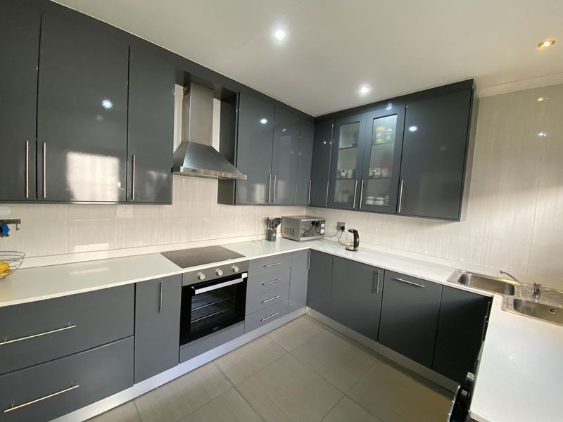 Beautiful and spacious 3 bedroom townhouse to rent - Photo 4