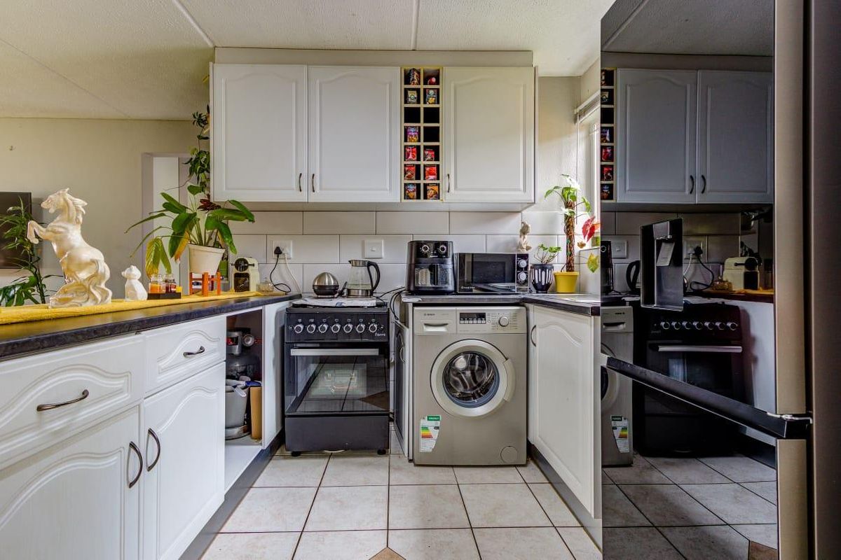 2 Bedroom Townhouse in Glen Marais - Photo 3