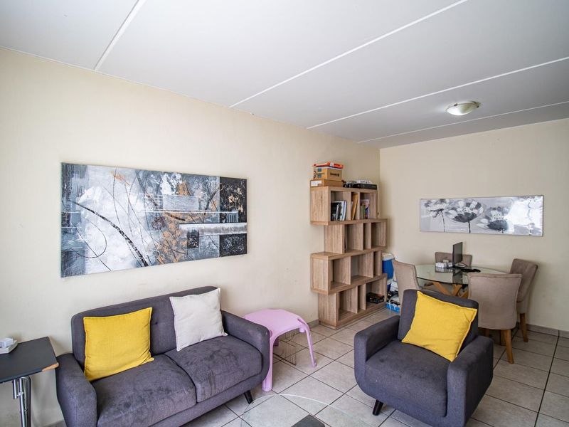 Charming 2-Bedroom with Easy Access to Shops & Transit - Photo 9