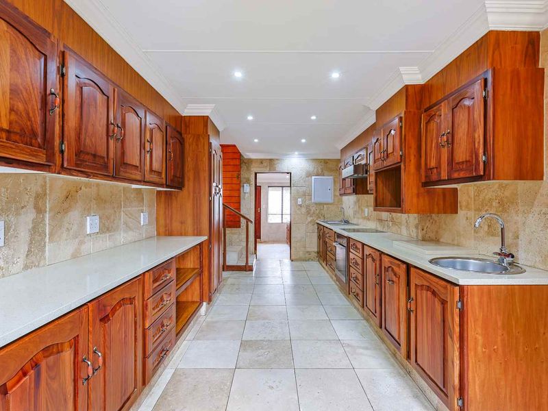 Iconic Waterkloof Ridge Masterpiece with Panoramic Views, Flatlet & Entertainment Oasis - Photo 9