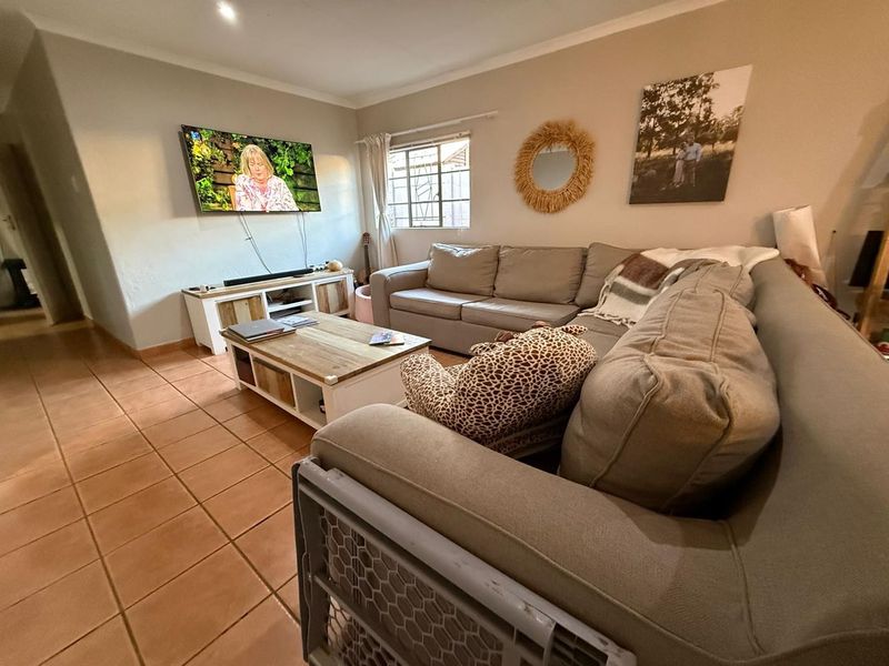 3 Bed, 2.5 Bathroom House in Waverley - Photo 3