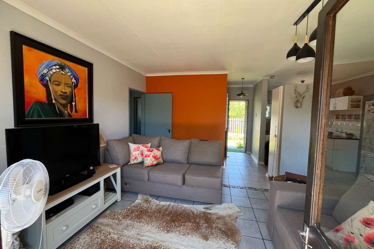 Immaculate 2-Bedroom Townhouse – Secure, Stylish & Low Maintenance - Photo 4