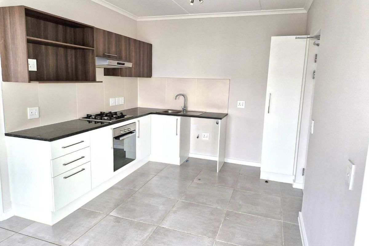 Sunny Spacious One bedroom Second floor apartment - Photo 4