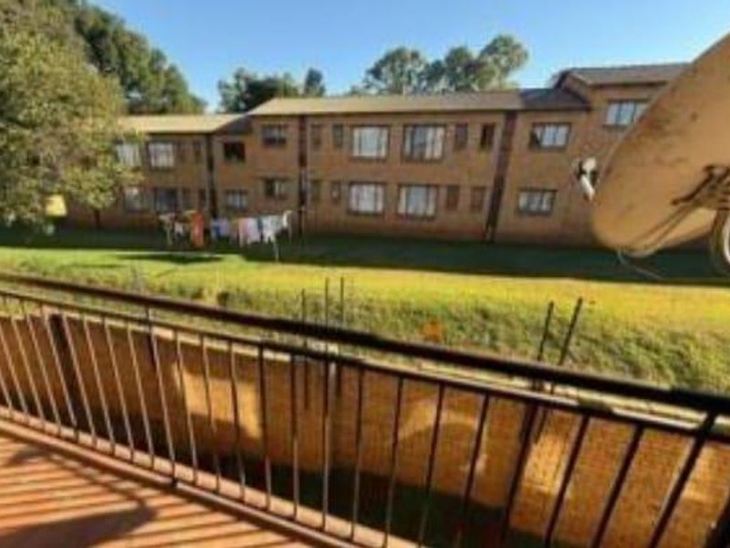 2 Bedroom Townhouse for Sale in MeredaleJohannesburg South - Photo 3