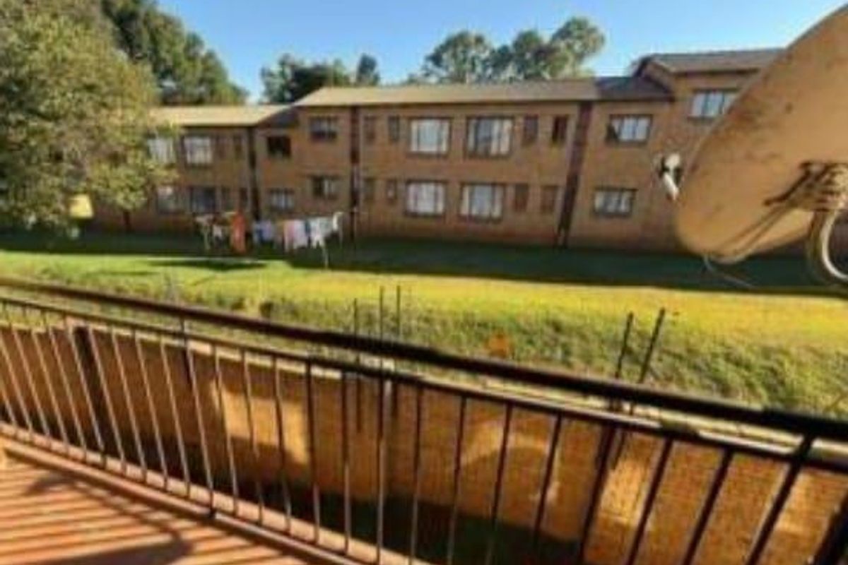 2 Bedroom Townhouse for Sale in MeredaleJohannesburg South - Photo 3