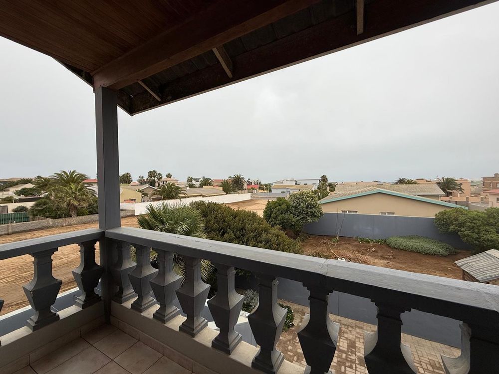 Second lounge with balcony