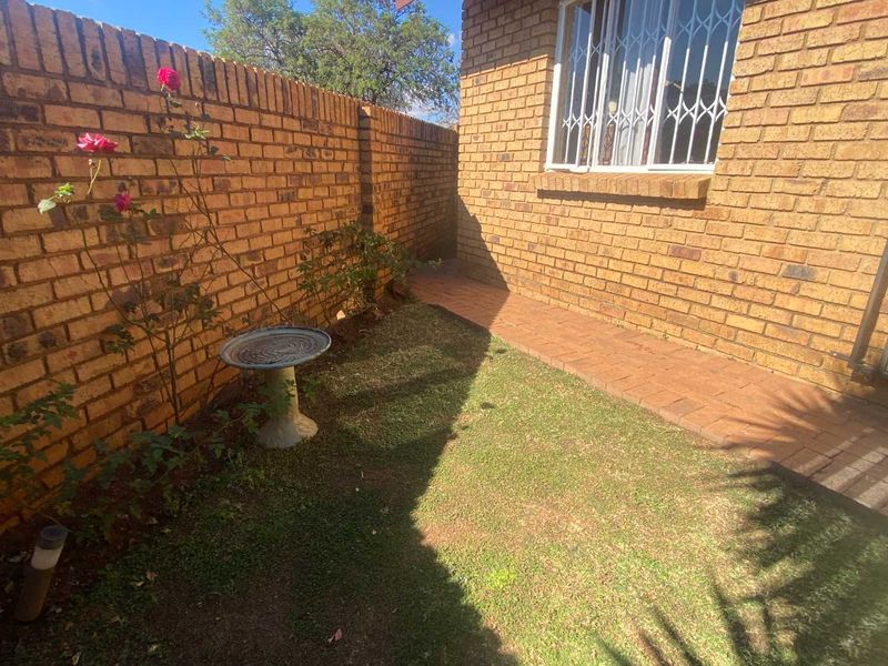2 Bedroom Townhouse in Highveld. - Photo 7
