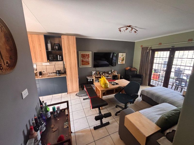 Charming 2-Bedroom Townhouse for Sale in The Wolds - Photo 6