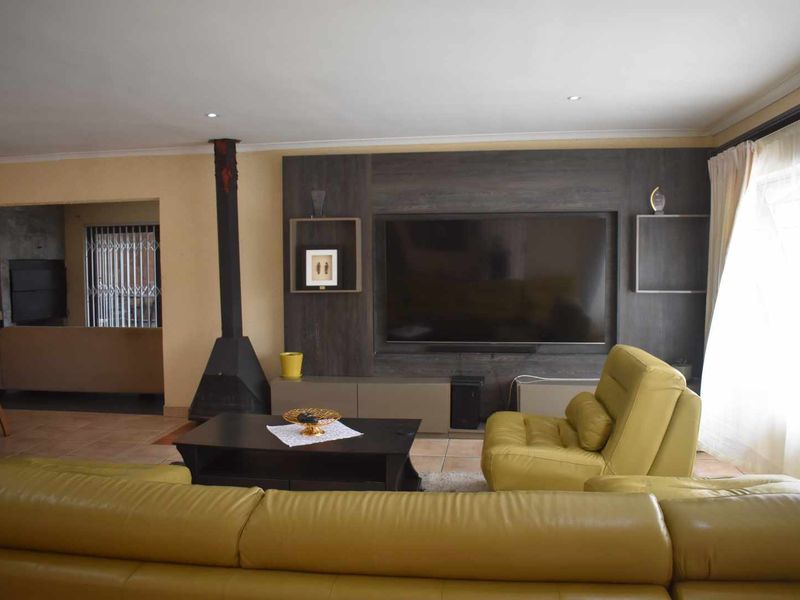 Impecable Home beautifully presented! - Photo 5