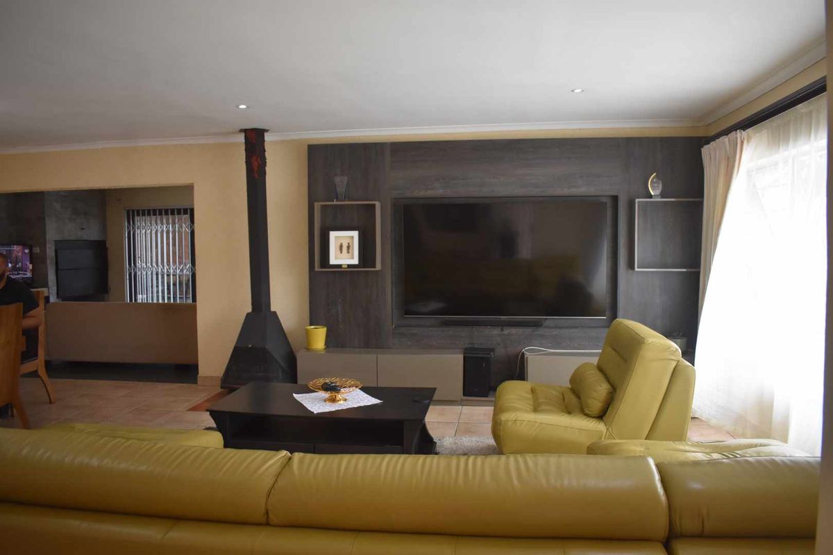 Impecable Home beautifully presented! - Photo 5