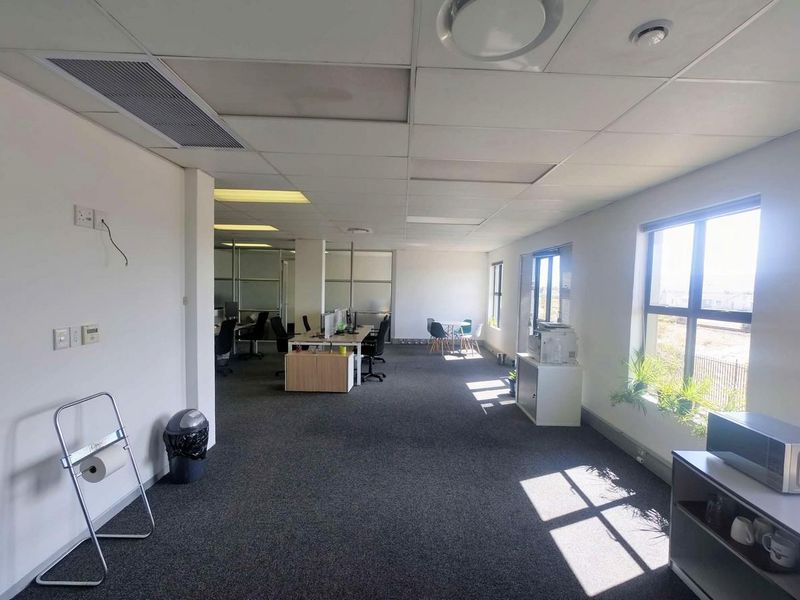 220sqm First-Floor Office To Let – The Estuaries, Century City - Photo 7