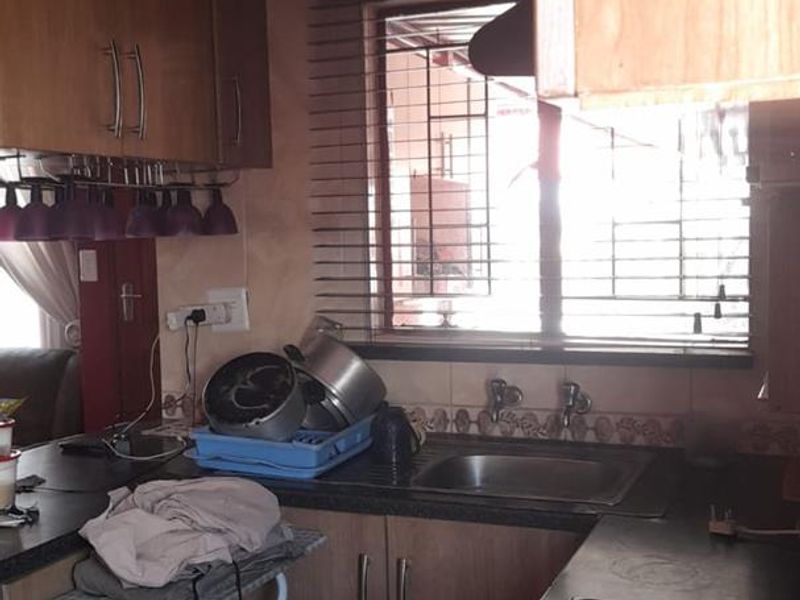 Stunning House In The East Of Soshanguve VV - Photo 5