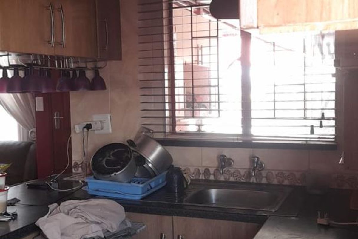 Stunning House In The East Of Soshanguve VV - Photo 5