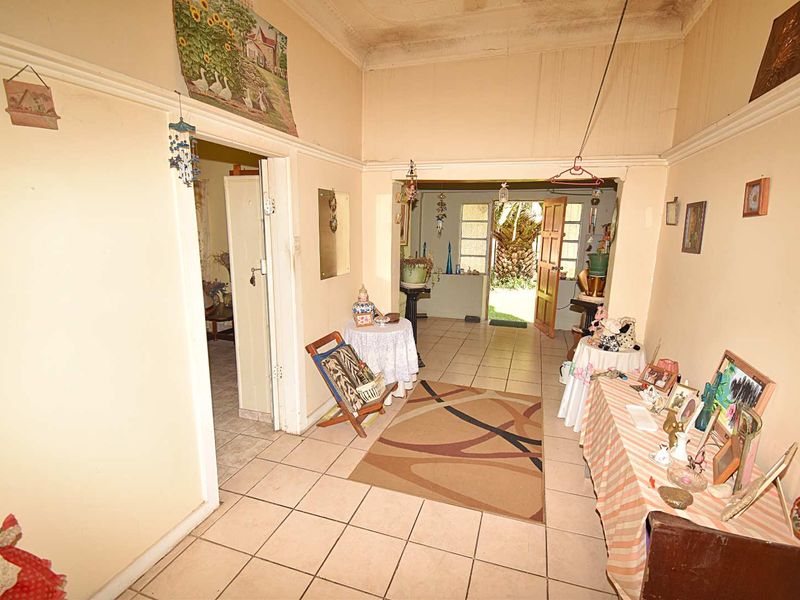 Spacious Home - Photo 4