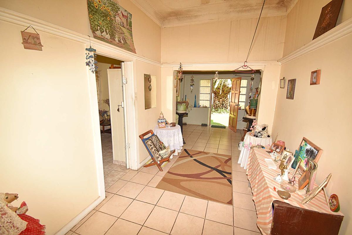 Spacious Home - Photo 4