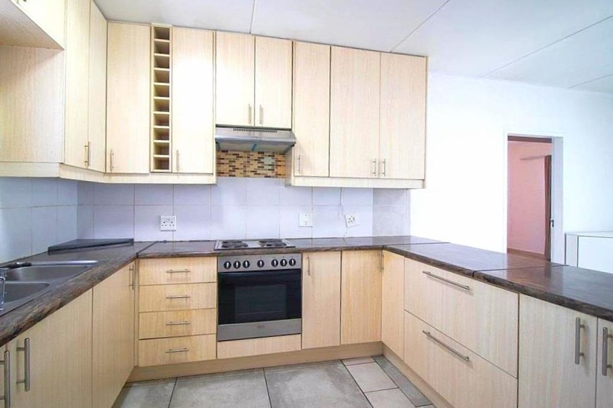 1 Bedroom Townhouse in Mulbarton - Photo 3