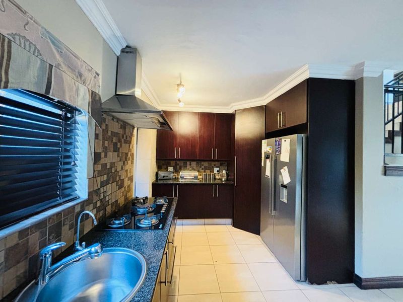 Family Home For Sale in Stoneridge Country Estate - Photo 8