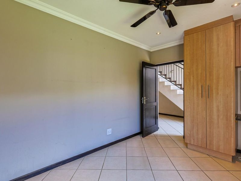 A Grand Canvas of Space & Light – Waiting for a Family to Call It Home - Photo 5