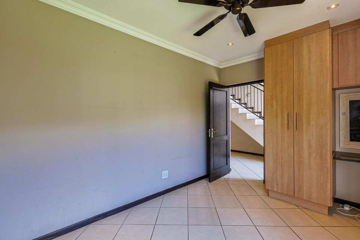 A Grand Canvas of Space & Light – Waiting for a Family to Call It Home - Photo 5