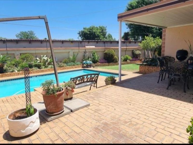 4 Bedroom House for Sale - Photo 2