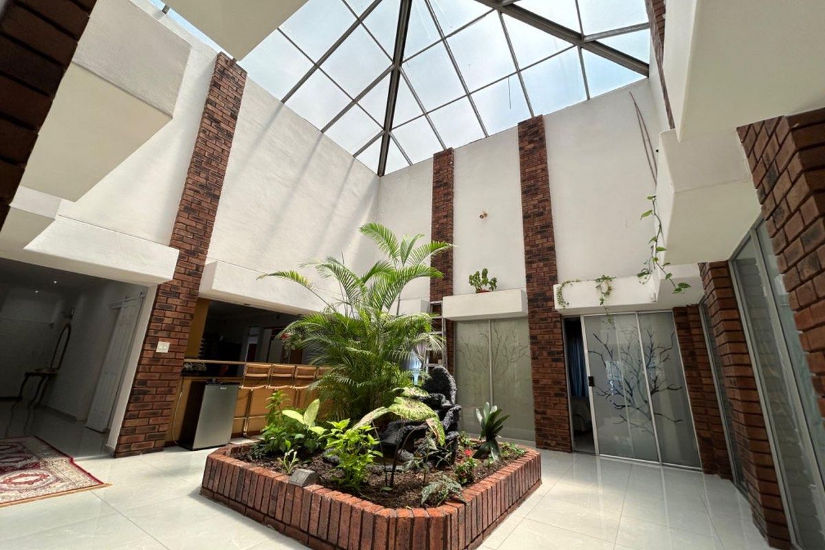 Stunning Family Home in Laudium Awaits Your New Memories - Photo 5