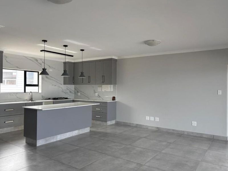 Stunning Newly Built 5 Bedroom Face Brick House with Ocean Views in Dana Bay - Photo 3