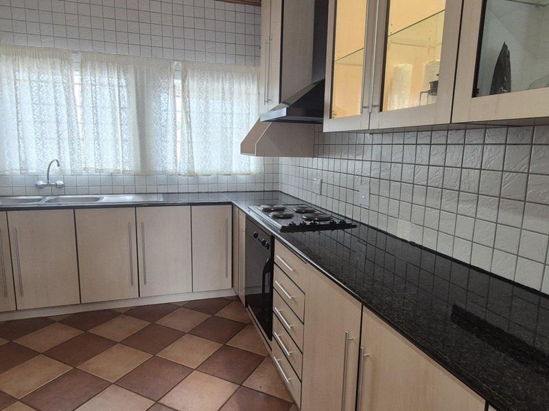 TO LET LOVELY 4 BEDROOM HOUSE WITH FLAT - Photo 9