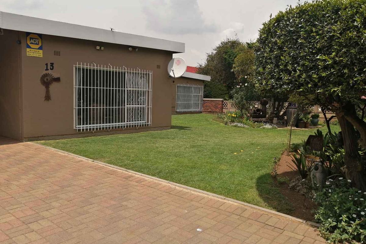 Spacious, well maintained home - Photo 2