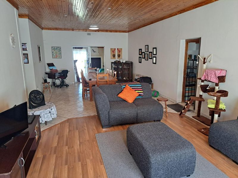 Spacious 3-Bedroom Home with 3 Bed Flatlet in Prime Waverley Location - Photo 4