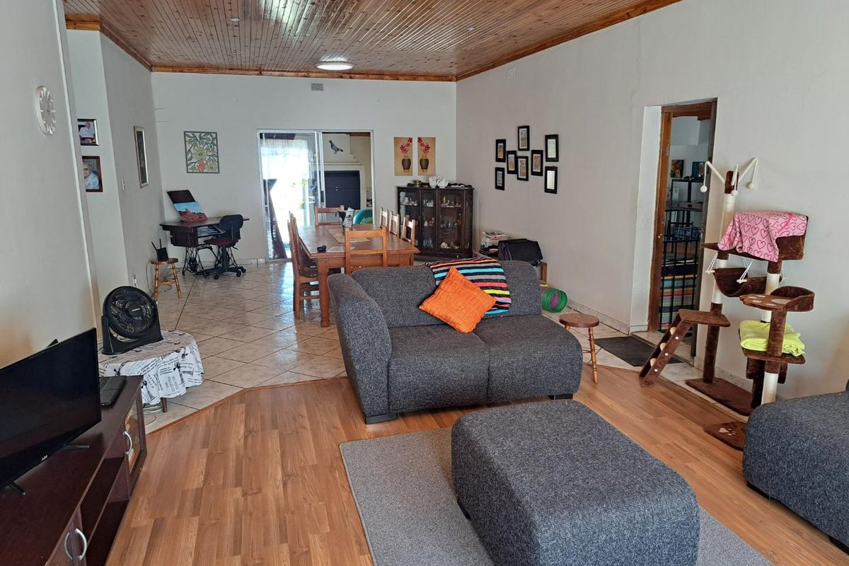 Spacious 3-Bedroom Home with 3 Bed Flatlet in Prime Waverley Location - Photo 4