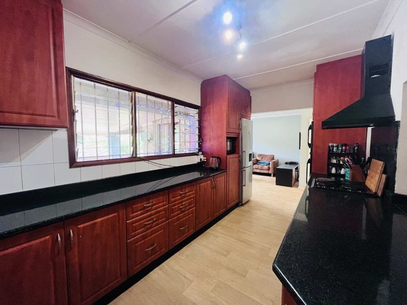 Hendra - Family Living with Income Potential in Sought-After Glen Anil - Photo 5
