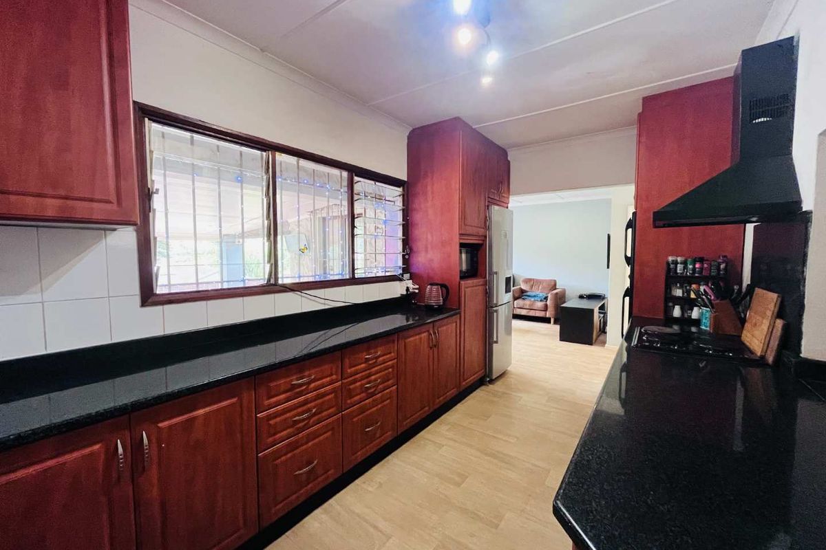 Hendra - Family Living with Income Potential in Sought-After Glen Anil - Photo 5