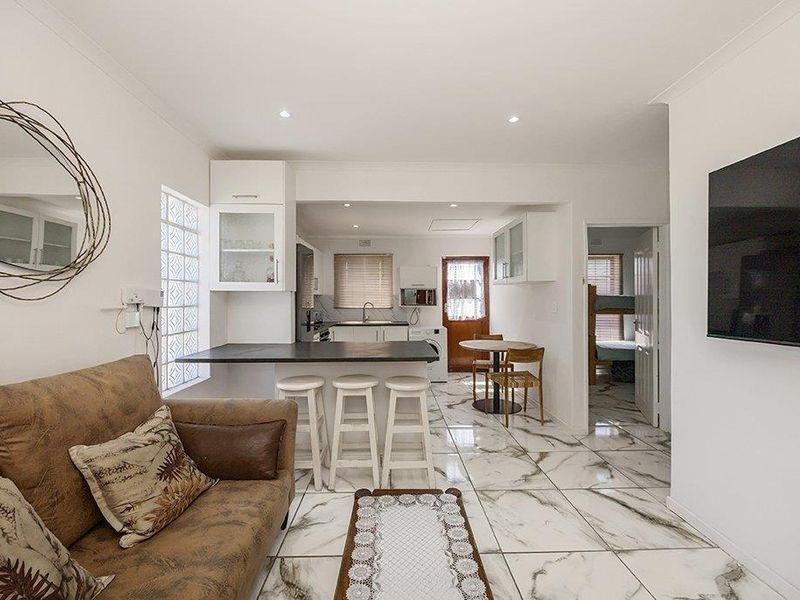 Modern 2 Bedroom Home - Photo 2