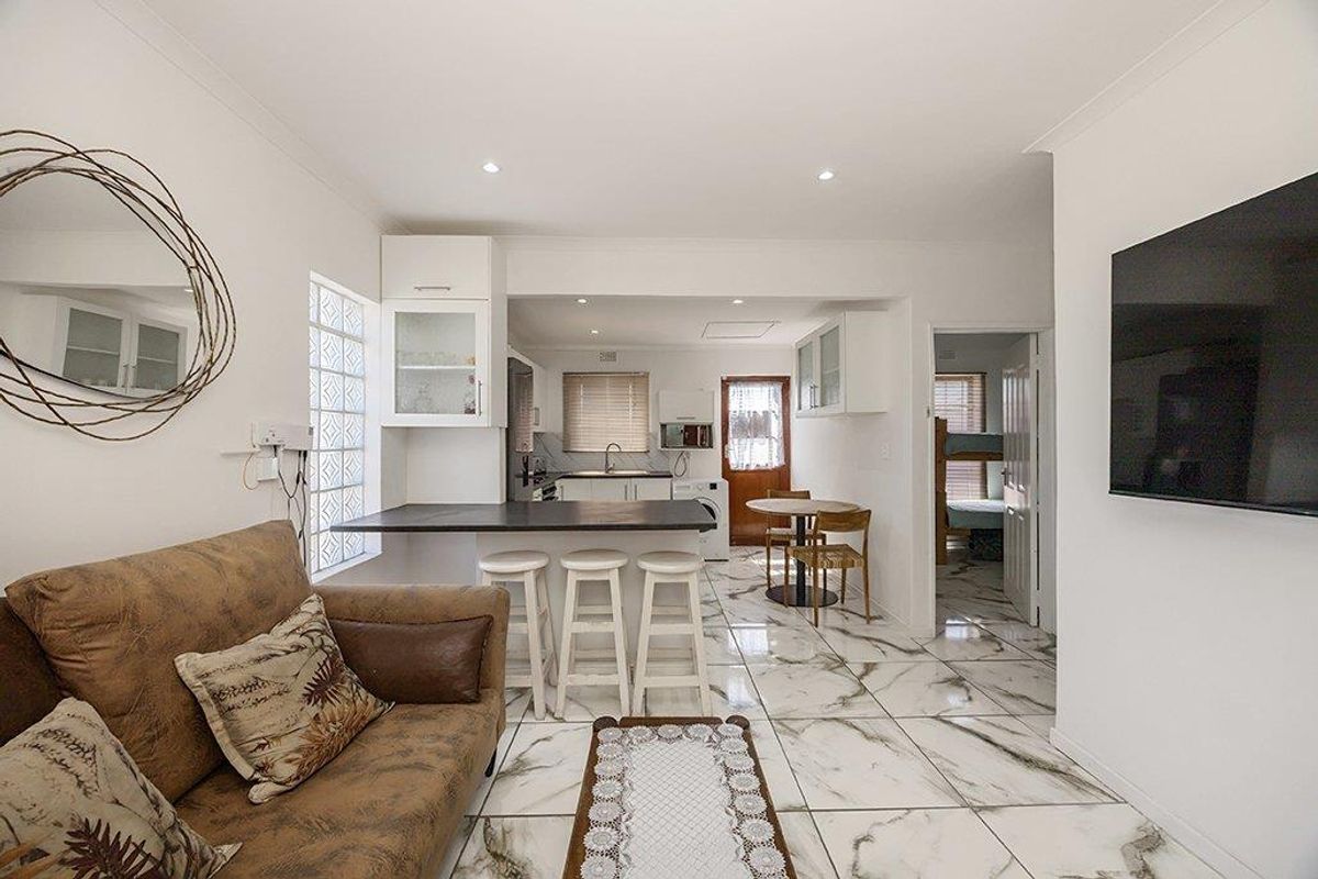 Modern 2 Bedroom Home - Photo 2