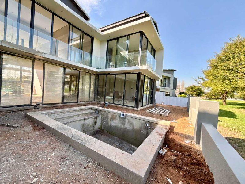 Newly Built Contemporary 5-Bedroom Masterpiece in Copperleaf Golf Estate - Photo 6