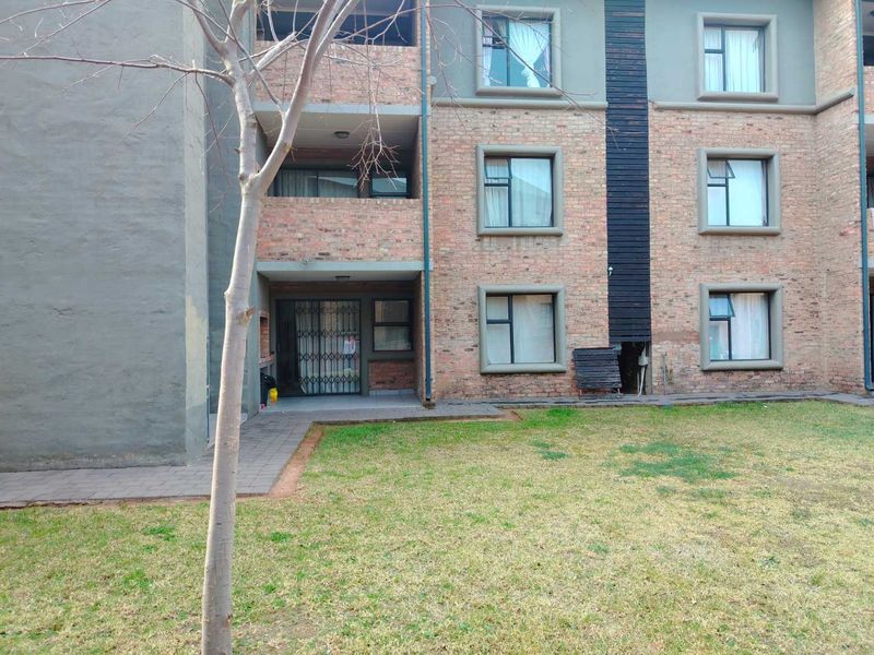 A GROUND FLOOR APARTMENT - Photo 8