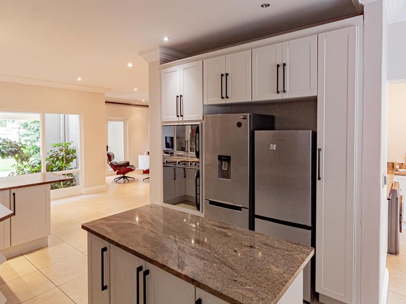 Effortless Luxury Living in Exclusive Estate in Bryanston - Photo 6