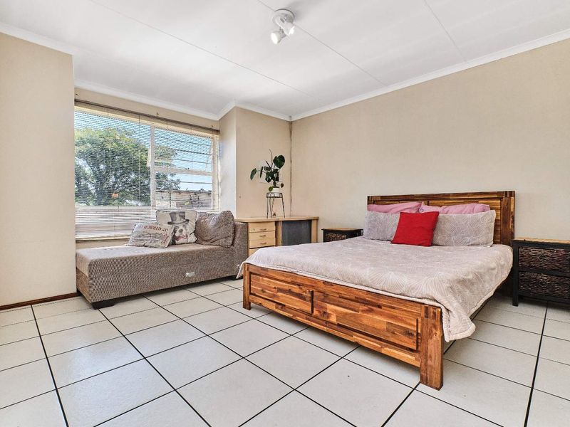 ENTERTAINMENT, SPACE AND EXPANSIVE GARDEN TO DIE FOR. - Photo 6