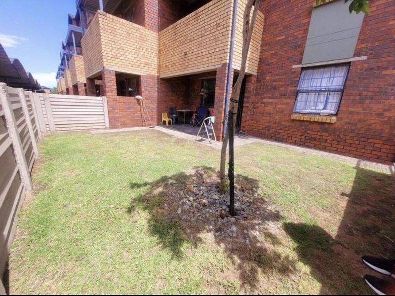 Beautiful ground floor unit up for sale - Photo 4