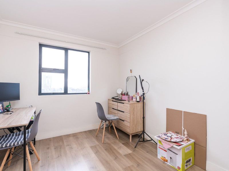 Easy living in the CBD, ideal for a young professional couple or 2 varsity students. - Photo 10
